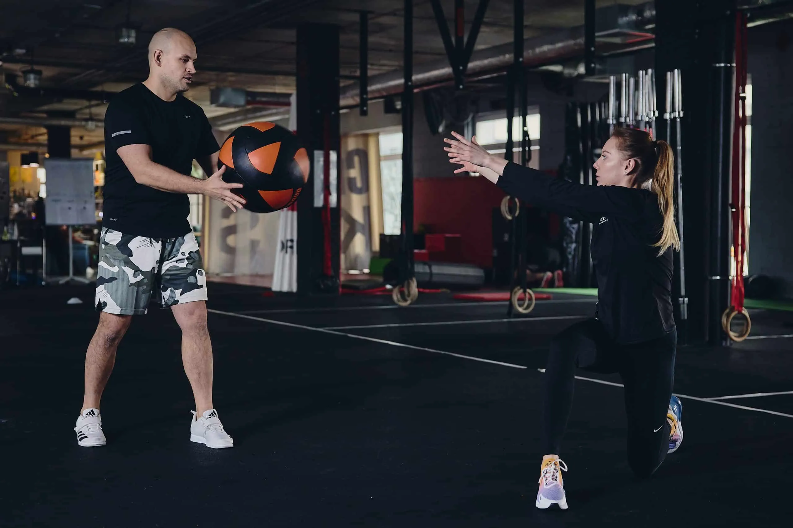 Trening personalny z piłką lekarską na siłowni